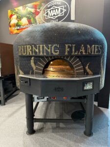 Forno per pizzeria modello Napoli, con mosaico nero con fiamme oro e scritta in oro Burning Flames sul frontale